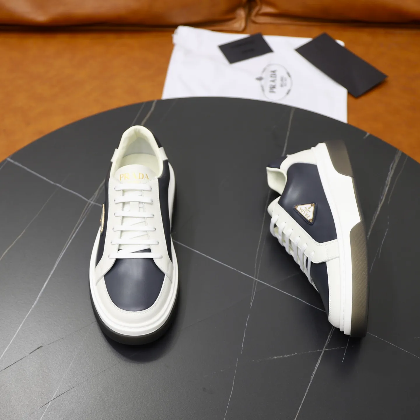 Factory price: 720💰Top original order Brand: PRADA (Prada) Standard code: Men's size 38/44 (45 can be customized) Grade: Same as the official website Material: Original cowhide stitching imported cowhide lining Original combination two-color wear-resistant soft outsole Style category: Leisure and sports version Young fashion European and American trend British style Color: Actual picture color